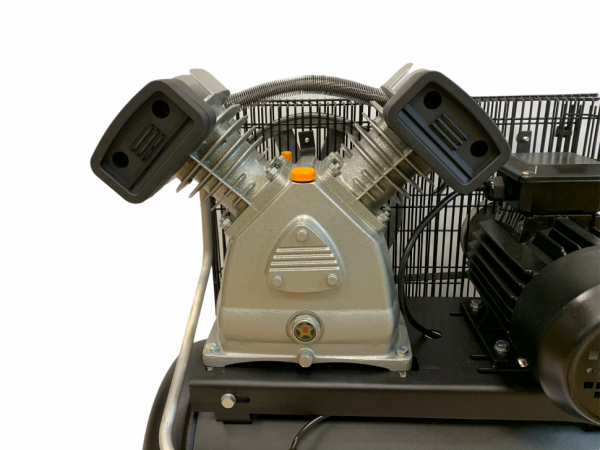 Компрессор поршневой 50.LB30-3.0 REMEZA (Белоруссия): 500 л/мин., 9 бар, ресивер 50 л., 3 кВт, 380В, габариты без упак. 850x450x770 мм, 77 кг. сб4/с-50.lb30-3.0