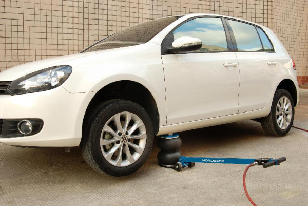 Домкрат подкатной пневматический, 2 т n022