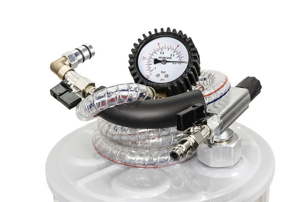 Установка для замены масла со сливной воронкой щупами и колбой 70 л. MC7004 mc7004