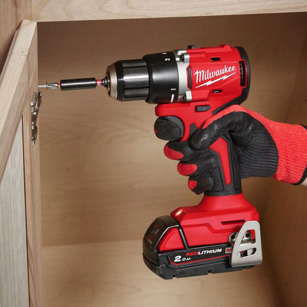 Аккумуляторная компактная дрель-шуруповерт, Milwaukee, M18 BLDDRC-202C, 4933492833 203345