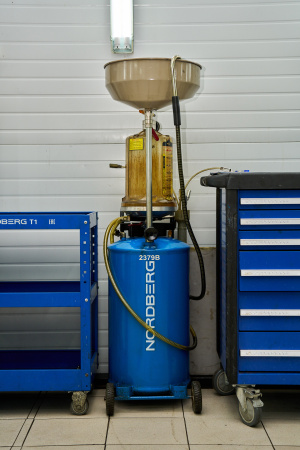 Установка для сбора масла пневматическая, 65 л, синяя 2379b